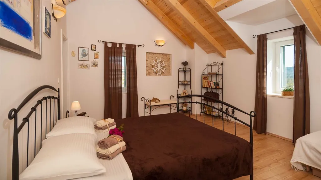 Traditional Stone Villa with Heated Pool in Donje Selo