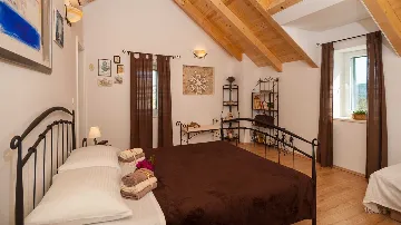 Traditional Stone Villa with Heated Pool in Donje Selo