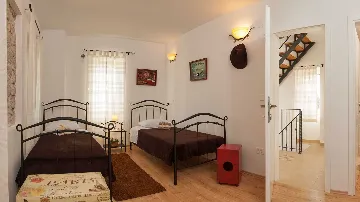 Traditional Stone Villa with Heated Pool in Donje Selo