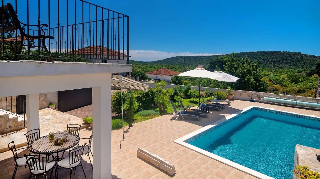 Traditional Stone Villa with Heated Pool in Donje Selo