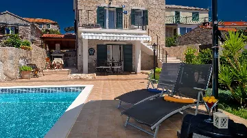 Traditional Stone Villa with Heated Pool in Donje Selo