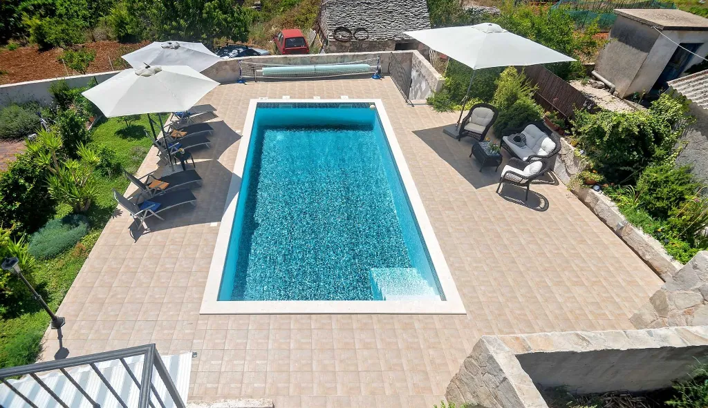 Traditional Stone Villa with Heated Pool in Donje Selo
