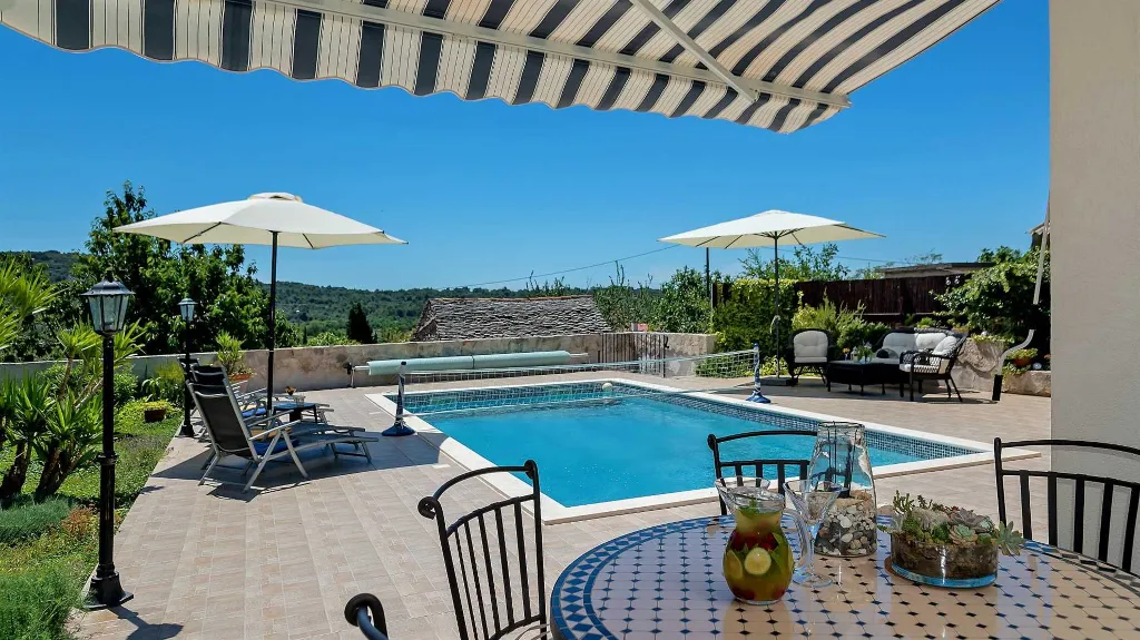 Traditional Stone Villa with Heated Pool in Donje Selo