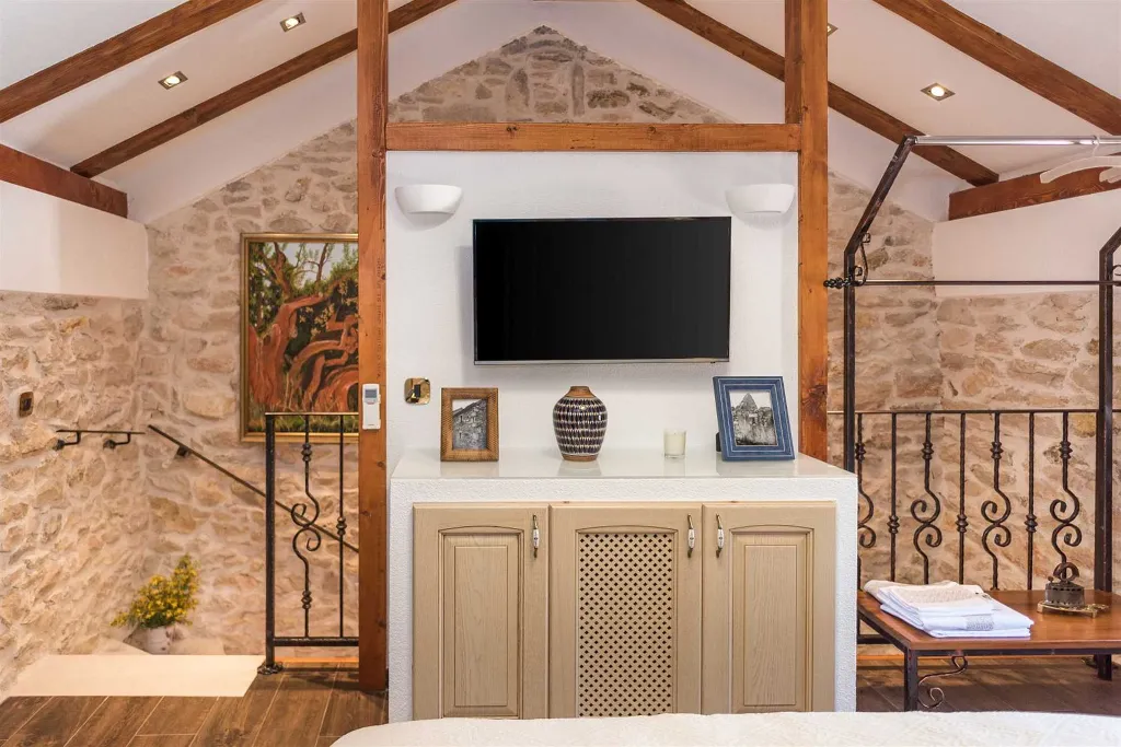 Stone Villa with Pool for 4 in Skradin