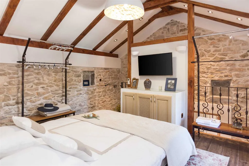 Stone Villa with Pool for 4 in Skradin