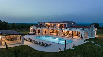 4-Bedroom Villa with Heated Pool in Hrboki
