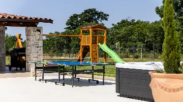 4-Bedroom Villa with Heated Pool in Hrboki