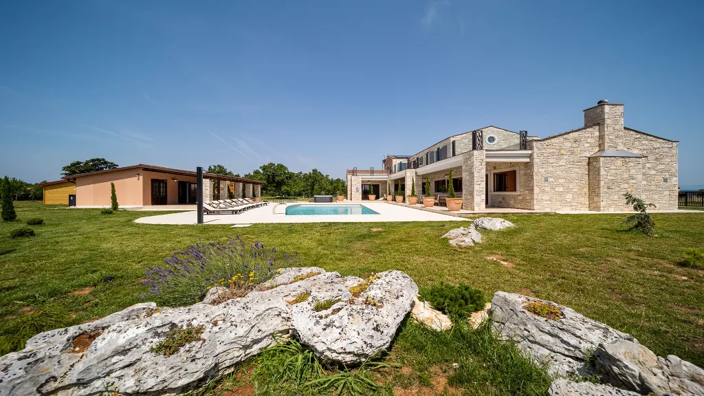 4-Bedroom Villa with Heated Pool in Hrboki