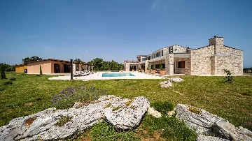 4-Bedroom Villa with Heated Pool in Hrboki