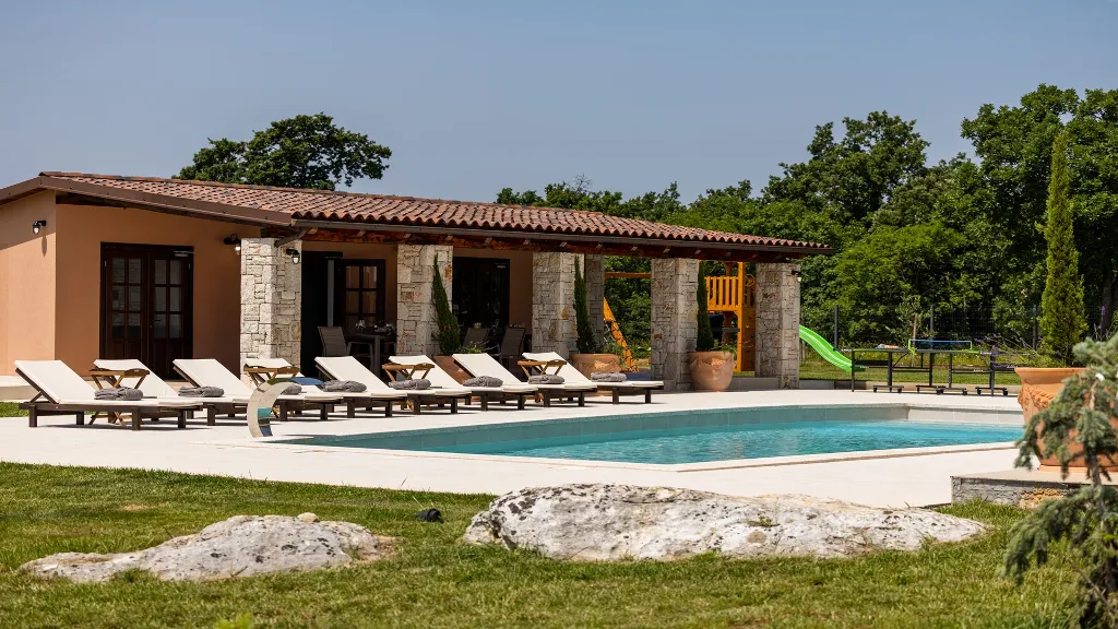 4-Bedroom Villa with Heated Pool in Hrboki