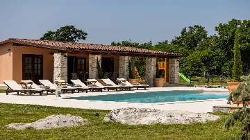 4-Bedroom Villa with Heated Pool in Hrboki