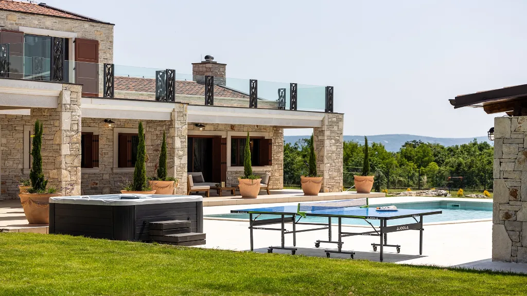 4-Bedroom Villa with Heated Pool in Hrboki