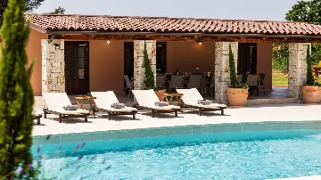 4-Bedroom Villa with Heated Pool in Hrboki