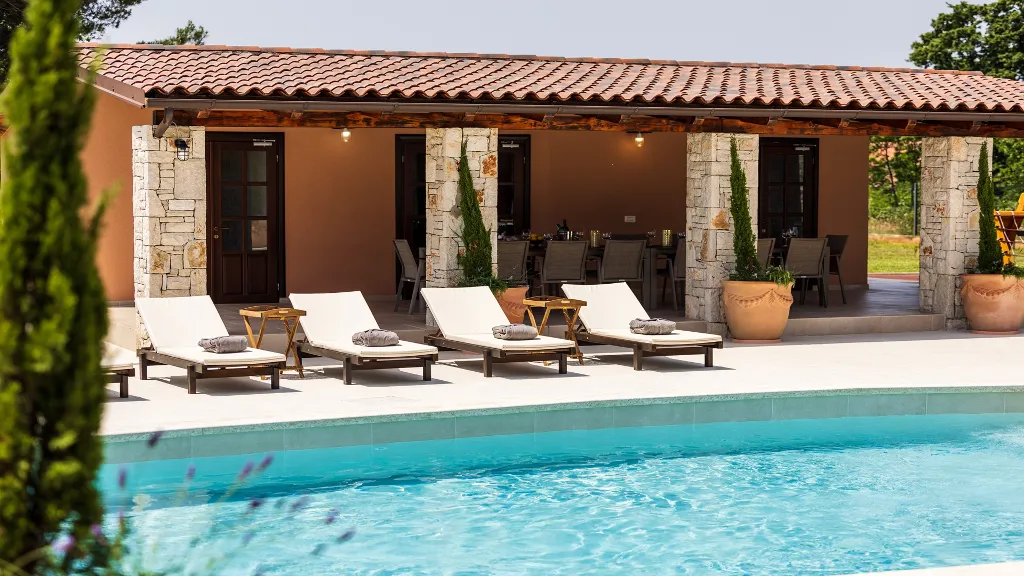 4-Bedroom Villa with Heated Pool in Hrboki
