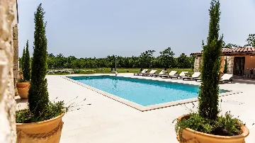 4-Bedroom Villa with Heated Pool in Hrboki