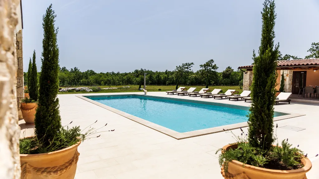4-Bedroom Villa with Heated Pool in Hrboki