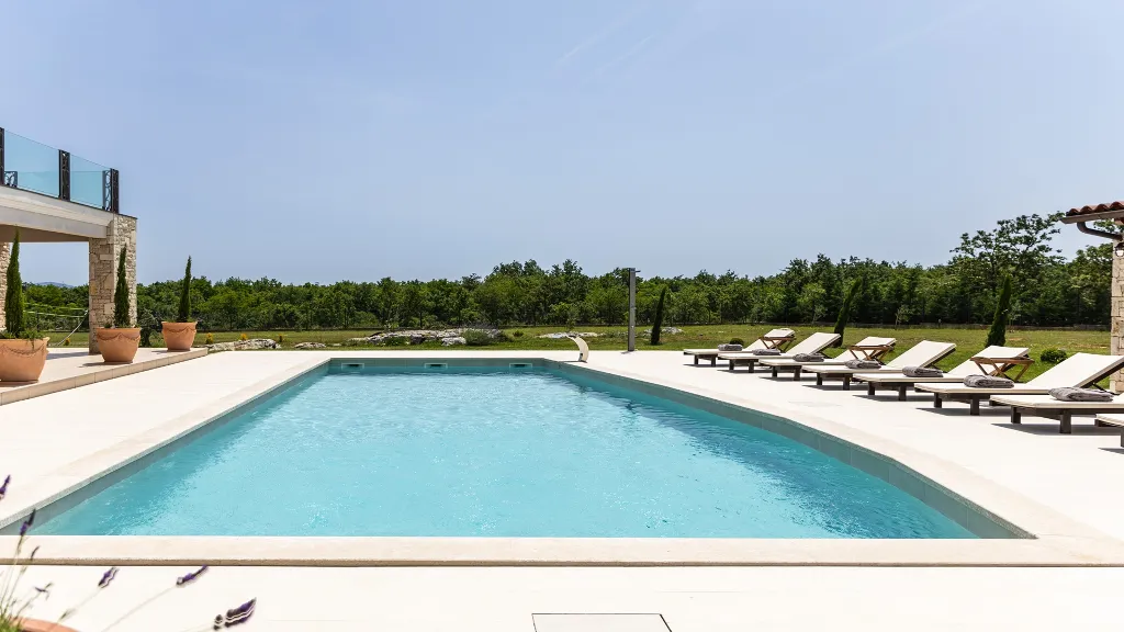 4-Bedroom Villa with Heated Pool in Hrboki