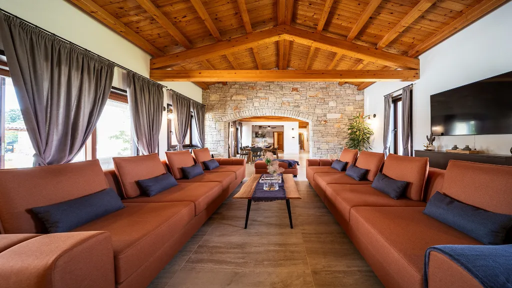 4-Bedroom Villa with Heated Pool in Hrboki