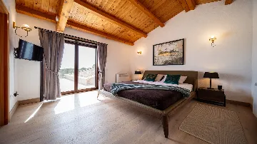 4-Bedroom Villa with Heated Pool in Hrboki