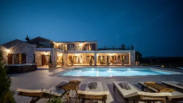 4-Bedroom Villa with Heated Pool in Hrboki
