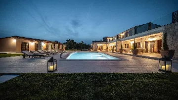 4-Bedroom Villa with Heated Pool in Hrboki