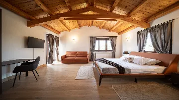 4-Bedroom Villa with Heated Pool in Hrboki