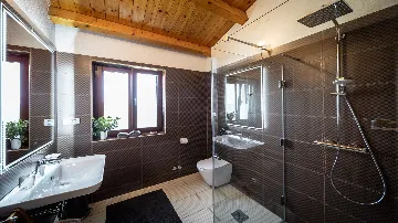 4-Bedroom Villa with Heated Pool in Hrboki