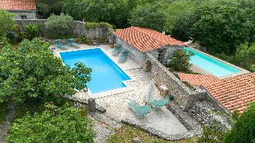 Three-Bedroom Villa with Garden in Malinska