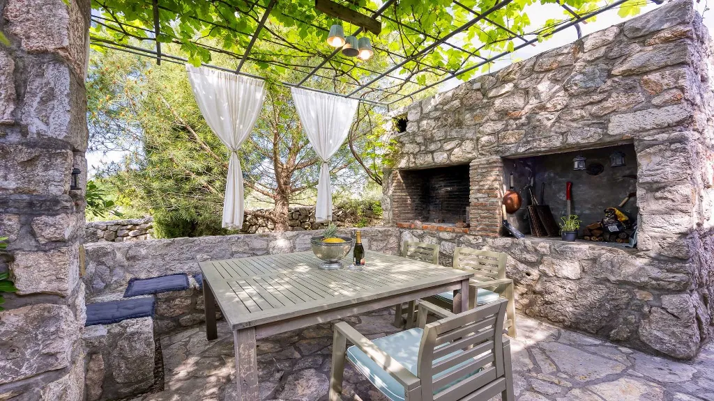 Three-Bedroom Villa with Garden in Malinska