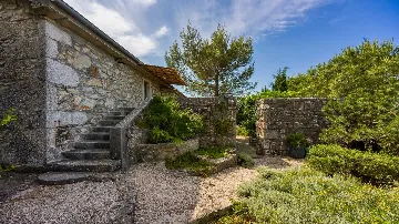 Three-Bedroom Villa with Garden in Malinska