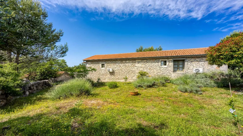 Three-Bedroom Villa with Garden in Malinska