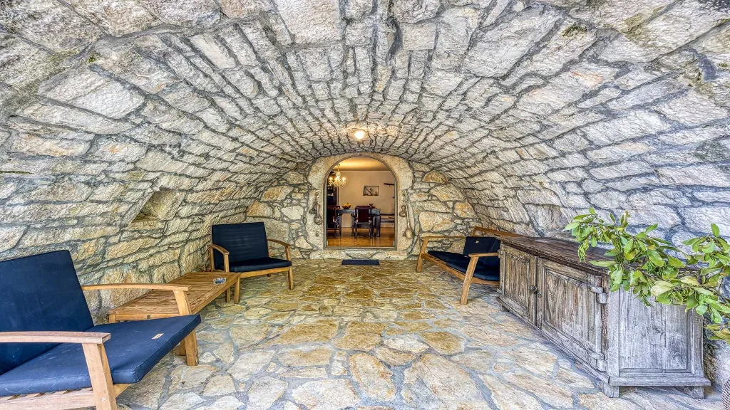 Three-Bedroom Villa with Garden in Malinska