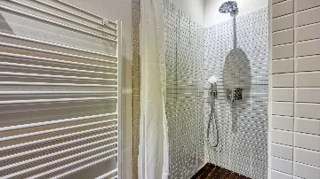 Three-Bedroom Villa with Garden in Malinska