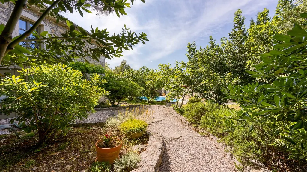 Three-Bedroom Villa with Garden in Malinska