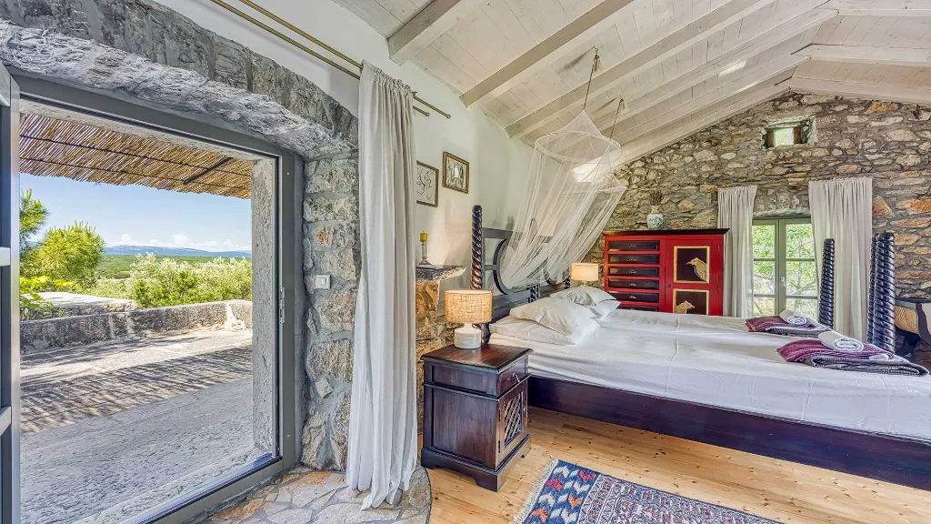 Three-Bedroom Villa with Garden in Malinska