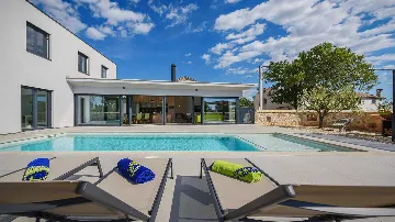 Villa with Heated Pool in Višnjan