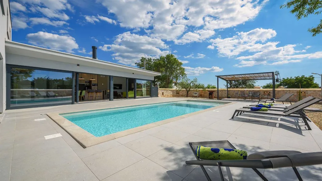 Villa with Heated Pool in Višnjan