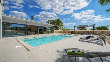 Villa with Heated Pool in Višnjan