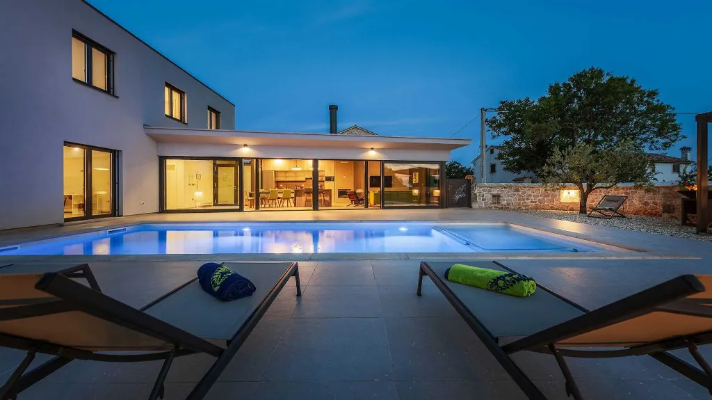 Villa with Heated Pool in Višnjan
