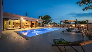 Villa with Heated Pool in Višnjan