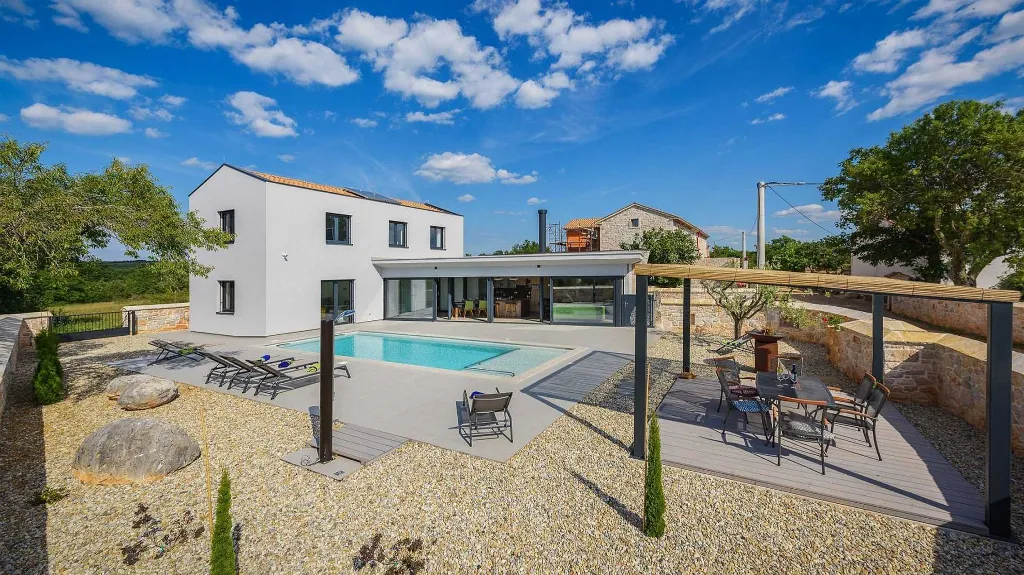 Villa with Heated Pool in Višnjan