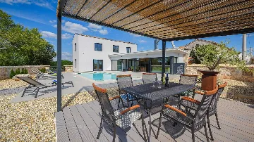 Villa with Heated Pool in Višnjan