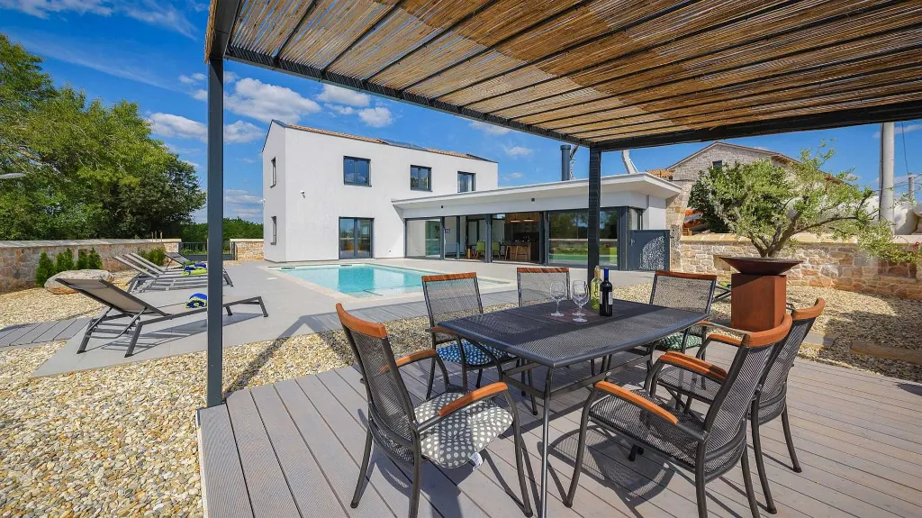 Villa with Heated Pool in Višnjan