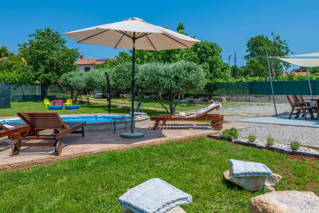Villa with Pool in Nedešćina
