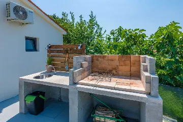 Villa with Pool in Nedešćina