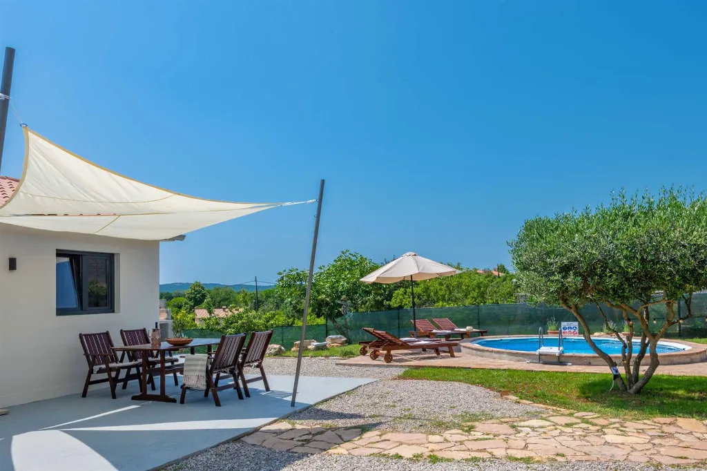 Villa with Pool in Nedešćina