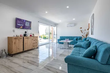 Spacious Family Home with Pool in Labin