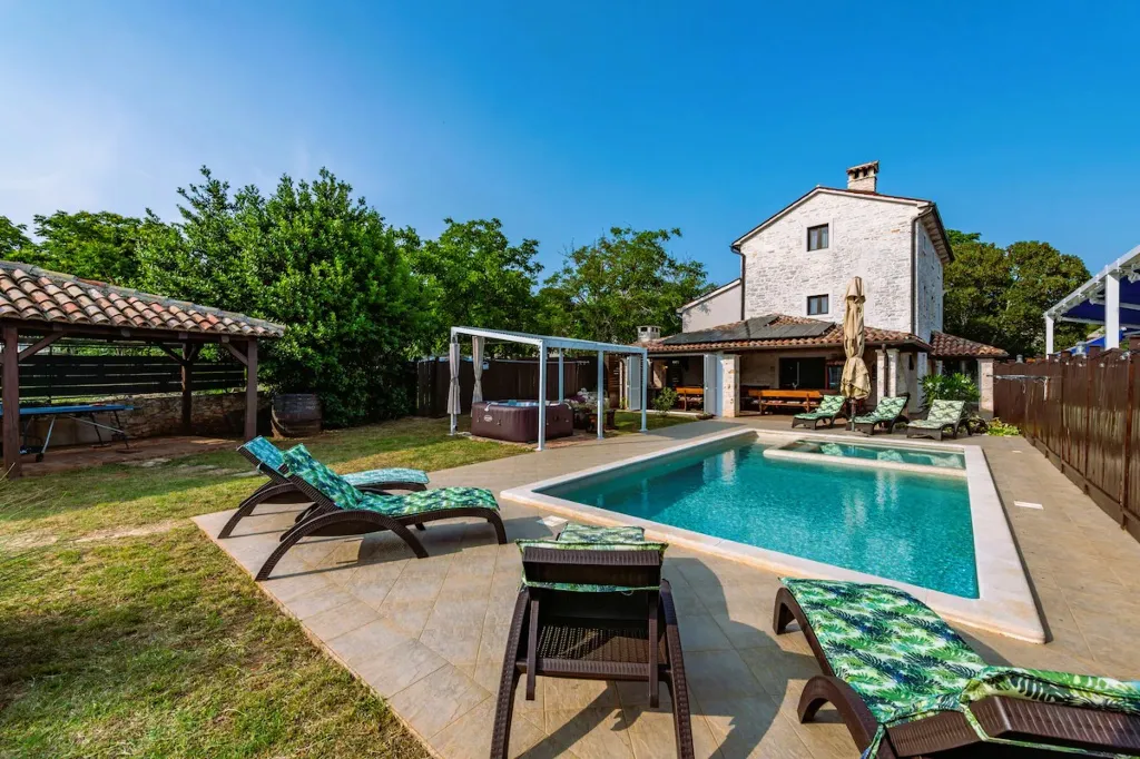 Holiday House in Barban with Heated Pool