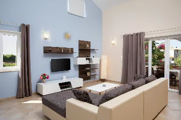 3-Bedroom House in Savičenta with Pool and Grill