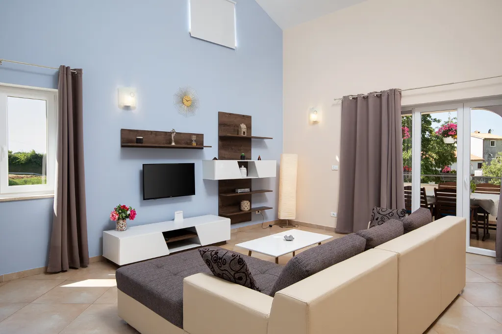 3-Bedroom House in Savičenta with Pool and Grill